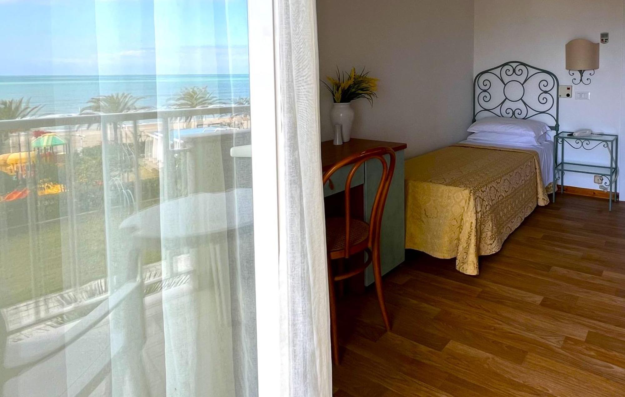 Hotel Parco Delle Rose Silvi Marina Exterior photo